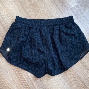 Lululemon Hotty Hot 2.5 Shorts in Formation Camo
